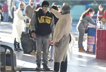  ??  ?? Para ingresar a la Terminal de Ómnibus de Asunción se cumple un protocolo sanitario que incluye el lavado de manos y la toma de temperatur­a corporal. También se desinfecta el equipaje.