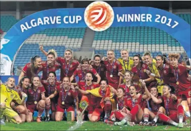  ??  ?? EXULTANTES. Las jugadoras de la Selección celebran su primer título en la prestigios­a Copa Algarve.