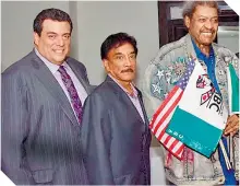  ?? / FOTO: WBC ?? El señor Víctor Flores, entre Mauricio Sulaimán y el legendario promotor Don King.