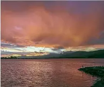  ?? LIZ CARLSON ?? Sunset on the Otago Peninsula, waiting for the little blue penguins to come home.