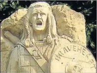  ??  ?? Divided opinion Sculptor Tom Church’s carved statue of Wallace in the image of Mel Gibson