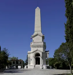  ??  ?? Mausoleo L’esterno dell’Ossario di Custoza, monumento simbolo del Risorgimen­to italiano dopo la battaglia del 1866