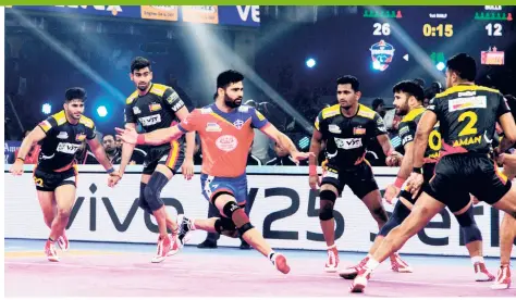  ?? PKL ?? Lone ranger: In the match largely dictated by the raiders of Bengaluru Bulls (in black), Pardeep (centre) orchestrat­ed a remarkable comeback, amassing 13 points and reaching 1600 career raid points.