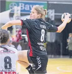  ?? FOTO: IMAGO ?? Sally Potocki (mit Ball) hat ihren Vertrag beim TSV Bayer 04 verlängert.