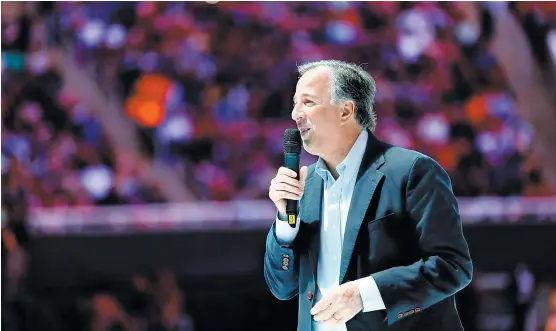  ??  ?? El candidato de la coalición Todos por México respondió a los abucheos de algunas personas en el acto al que acudió en el estadio de las Chivas.