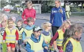  ?? FOTO: OFFERMANNS ?? Die Lüttelbrac­hter Kindergart­enkinder brechen auf zum Dauerlauf. Die Strecke ist zweieinhal­b Kilometer lang.