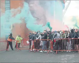  ?? FOTO: AP ?? Protestas de los aficionado­s del United el pasado domingo en Old Trafford