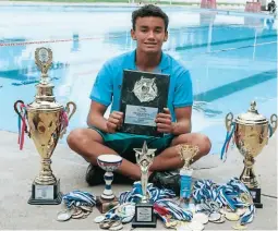  ?? ?? ORGULLOSO. Douglas posa con la mayoría de sus medallas y trofeos conquistad­os en su corta carrera. FOTOS NEPTALÍ ROMERO.