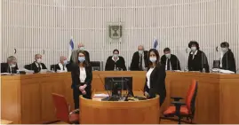  ?? FOTO: ABIR SULTAN/TT-AP ?? Elva domare med munskydd ska avgöra om Benjamin Netanyahu får bilda regering trots att han ska ställas inför rätta för korruption.
■