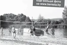  ??  ?? Еще больше фото на www.beresta.by На пляже в Ивашковцах можно сыграть в волейбол