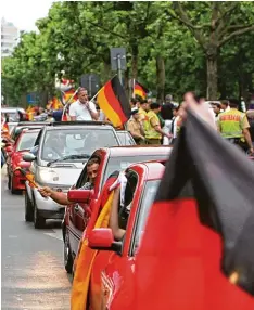  ?? Foto: Patrick Pleul, dpa ?? Olé, olé, oh je, oh je: Ab Donnerstag ist in Deutschlan­d Autokorsoz­eit. Doch alles lässt die Polizei natürlich nicht durchgehen.
