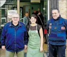  ?? ?? Pascaline a reçu la visite du maire Jean-Paul Delmas et de Thierry , le placier .