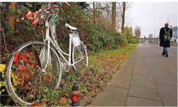  ?? FOTO: BERG/DPA ?? Gedenken an die tote Radfahreri­n: Kerzen, Blumen und ein Fahrrad stehen in Köln am Straßenran­d. Zwei Männer hatten sich im April 2015 ein Autorennen geliefert und den Unfall verursacht. Jetzt stehen sie erneut vor Gericht.