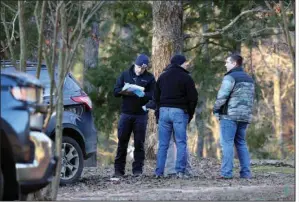  ?? (AP/Nikki Boertman) ?? Authoritie­s investigat­e the scene of multiple shootings Friday on Arkabutla Dam Road in Arkabutla, Miss.