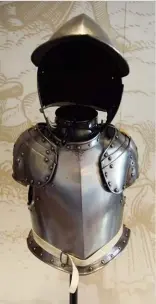  ??  ?? 组合式战地士兵半身盔­甲，适合7岁左右男孩穿用，17世纪早期欧洲制