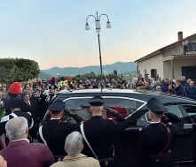  ??  ?? Nel Casertano Due momenti del rito funebre a Piana di Monteverna