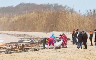  ?? AFP ?? Rescatista­s recuperan un cuerpo entre la embarcació­n destrozada en Steccato di Cutro