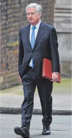  ?? FOTO: AFP ?? Abgang Michael Fallon: Der britische Verteidigu­ngsministe­r stolperte über das Knie der Journalist­in Julia Hartley- Brewer.