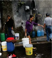  ??  ?? La carencia de agua levanta preocupaci­ones en cuanto a higiene y salud de la población /REUTERS