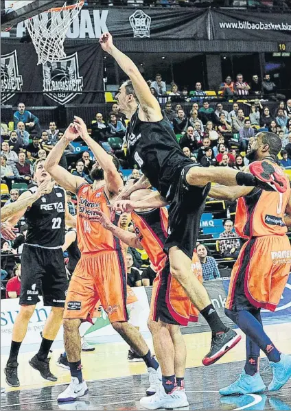  ?? FOTO: JUAN ECHEVERRÍA ?? Por los aires Pere Tomàs salta a por un rebote durante el choque de ayer frente al Valencia Basket en Miribilla