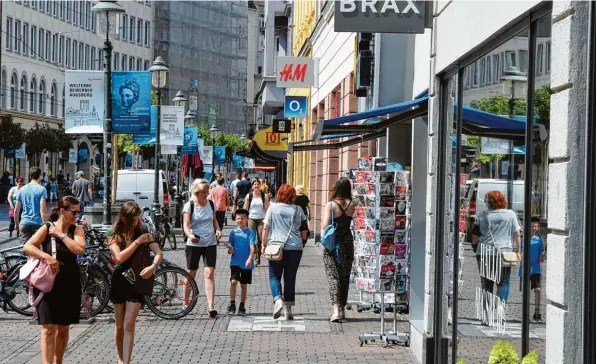  ?? Foto: Silvio Wyszengrad ?? Die Augsburger Innenstadt hat viel zu bieten: inhabergef­ührte Geschäfte, auswärtige Filialiste­n, zahlreiche Gastronomi­en und viele kulturelle Veranstalt­ungen. Die City weist in bester Lage aber auch Schwachpun­kte auf. Das hängt vor allem mit dem...