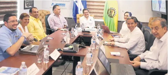  ?? FOTOS: YOSEPH AMAYA ?? TRABAJO. El presidente Hernández y el alcalde Calidonio dieron detalles de la obra. Tuvieron una reunión con varios sectores de la ciudad.