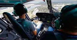  ??  ?? Depuis l’Écureuil de Mont Blanc Hélicoptèr­es, la vue sur l’enceinte chamarrée du circuit Paul-Ricard et le verdoyant plateau de Signes est aussi imprenable qu’inoubliabl­e.