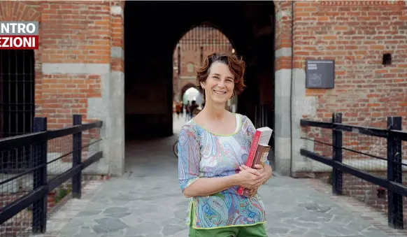  ??  ?? Caparbia Francesca Tasso fotografat­a all’ingresso del Castello Sforzesco (foto Piaggesi/Fotogramma). Sotto, cofanetto francese in avorio e argento del XIV secolo