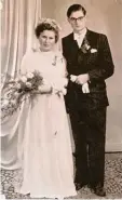  ??  ?? Das Hochzeitsf­oto zeigt Emilie und Ro nald Kasigkeit am 23. Dezember 1952.