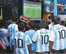  ?? AFP ?? Argentina and Lionel Messi fans watch the Round of 16 match against France on a screen in Kolkata. India.