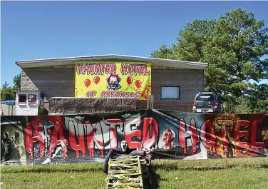  ?? (Special to the Democrat-Gazette/ Marcia Schnedler) ?? ABOVE
The Haunted Hotel of Arkansas in Little Rock still deploys live scary characters.