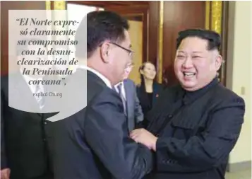  ?? |AP ?? El líder norcoreano, Kim Jong-un, saluda al jefe de la oficina presidenci­al surcoreana de Seguridad Nacional, Chung Eui-yong.