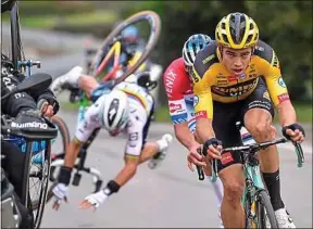  ??  ?? Derrière Van Aert et Van der Poel, Alaphilipp­e a buté contre une moto.