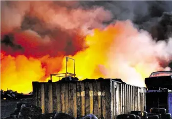  ?? BILD: FEUERWEHR/JANNIS WILGEN ?? Flammendes Inferno im Gewerbepar­k in Munderloh.