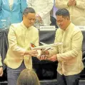  ?? ?? The PAL chief gives an airplane model, a token of appreciati­on, to the Borongan City mayor.