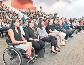  ??  ?? Actividad. Padres y madres de familia, estudiante­s e invitados asistieron a la entrega anual de becas del programa creado por la Fundación Poma.