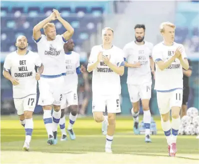  ?? Lars Baron / Efe ?? Homenaje a Eriksen en el Finlandia-Rusia disputado ayer.