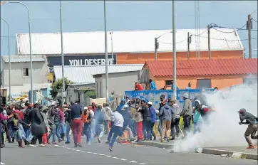  ?? Picture: David Ritchie/ ANA ?? DISSATISFA­CTION: Several people were arrested after a protest caused the N2 to be closed near Strand and Somerset West.