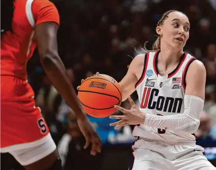  ?? Joe Buglewicz/Getty Images ?? UConn’s Paige Bueckers looks for the open pass against Syracuse during Monday’s NCAA Tournament win at Gampel Pavilion.