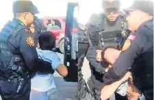  ??  ?? El video que circula en redes sociales muestra el momento en que el infante es subido a una unidad de la Fuerza Civil, para luego ser trasladado al DIF.