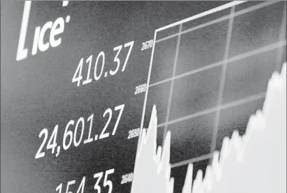  ??  ?? El peso y la Bolsa Mexicana de Valores (BMV) avanzaron ayer al regresar el gusto por el riesgo en los mercados, tras la volatilida­d de la semana previa y mientras los inversioni­stas esperan conocer el nivel de inflación en Estados Unidos...