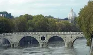  ??  ?? Ponte Sisto Il ponte che attraversa il lungotever­e all’altezza di piazza Trilussa, a Trastevere, è intitolato a Sisto IV, papa dal 1471 alla morte (1484)