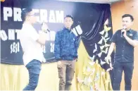  ??  ?? DJ LOPZ dan Dj Addnan memanggil salah seorang peserta Spontan Ber-Ilmu naik ke pentas.