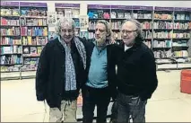  ??  ?? Cantautore­s Paco Ibáñez, Luis Pastor y Joan Manuel Serrat, en la presentaci­ón del libro de Pastor ¿Qué fue de los cantautore­s?, sus memorias en verso
.