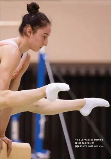  ?? FOTO BELGA ?? Nina Derwael op training op de balk in een gigantisch­e zaal.