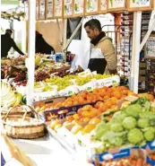  ?? ?? Gehören zu jedem Markt: große Mengen Obst und Gemüse.