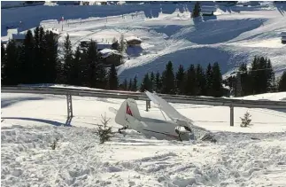  ?? KEYSTONE ?? Lo schianto dopo l’atterraggi­o d’emergenza