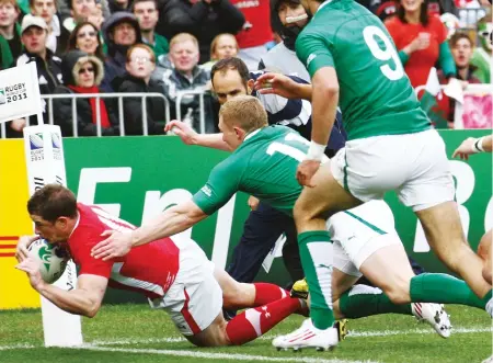  ?? PICTURE: Getty Images ?? Dragons roar: Shane Williams scores Wales’ first try as they beat Ireland 22-10 at RWC2011