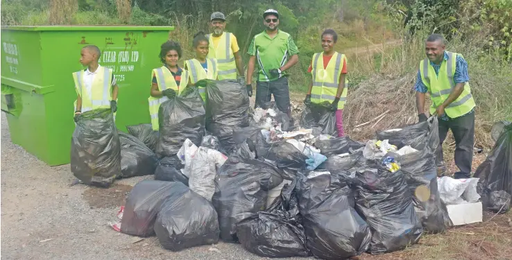  ?? Photo: Waisea Nasokia ?? Waste Clear (Fiji) Limited staff members and their families picked up rubbish along the highway at Nabou, Nadroga on August 5, 2017.