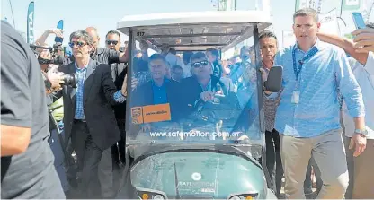  ?? CREDITO ?? Andando. El presidente Mauricio Macri y el ministro de Agroindusr­ia, Ricardo Buryaile, recorren la muestra.